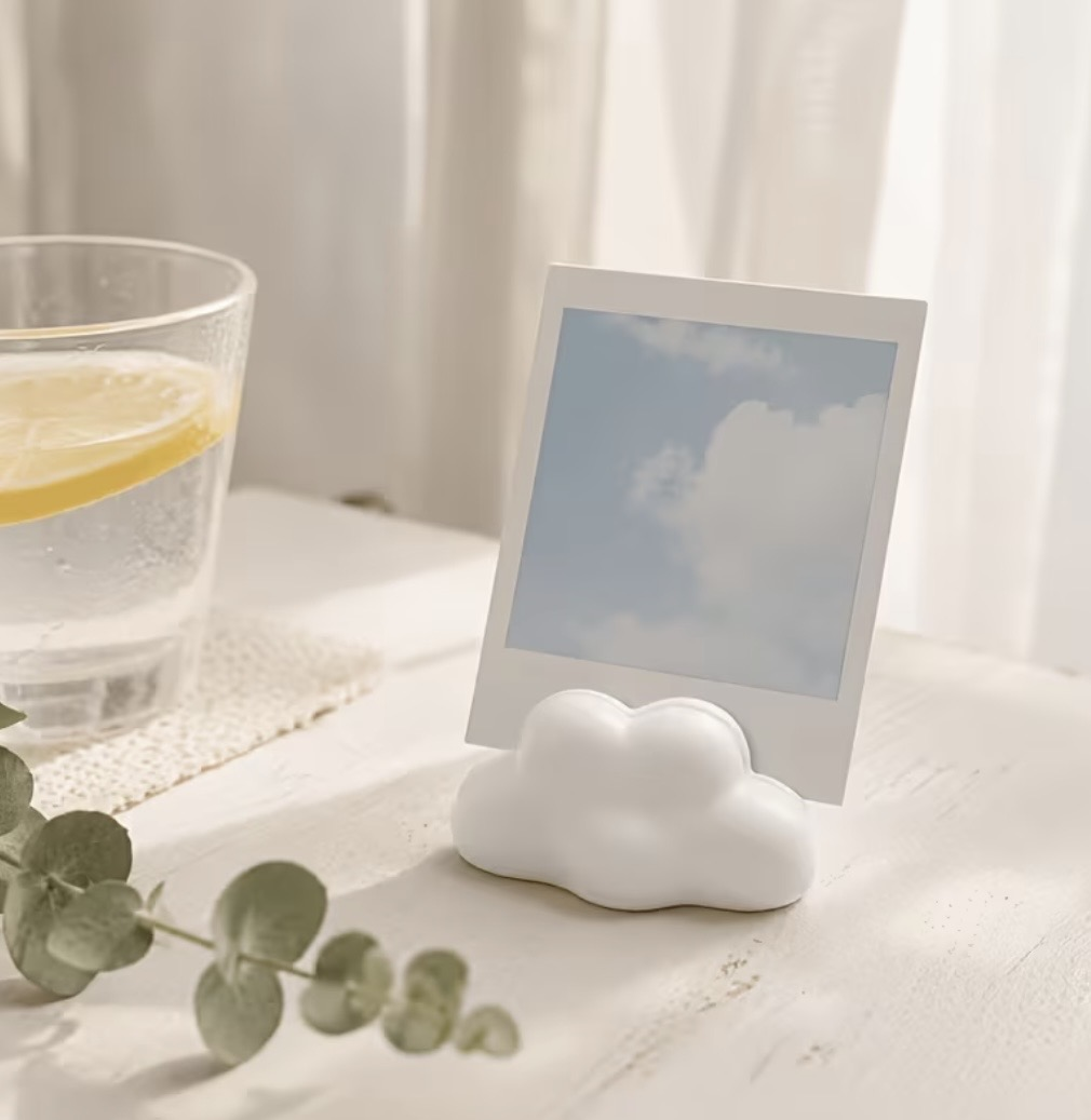 Soporte decorativo en forma de nube sosteniendo una foto tipo Polaroid